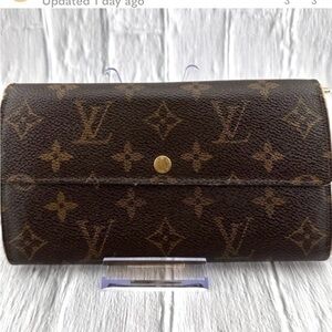 AUTHENTIC Louis Vuitton Monogram Sarah Wallet. Monogram canvas.